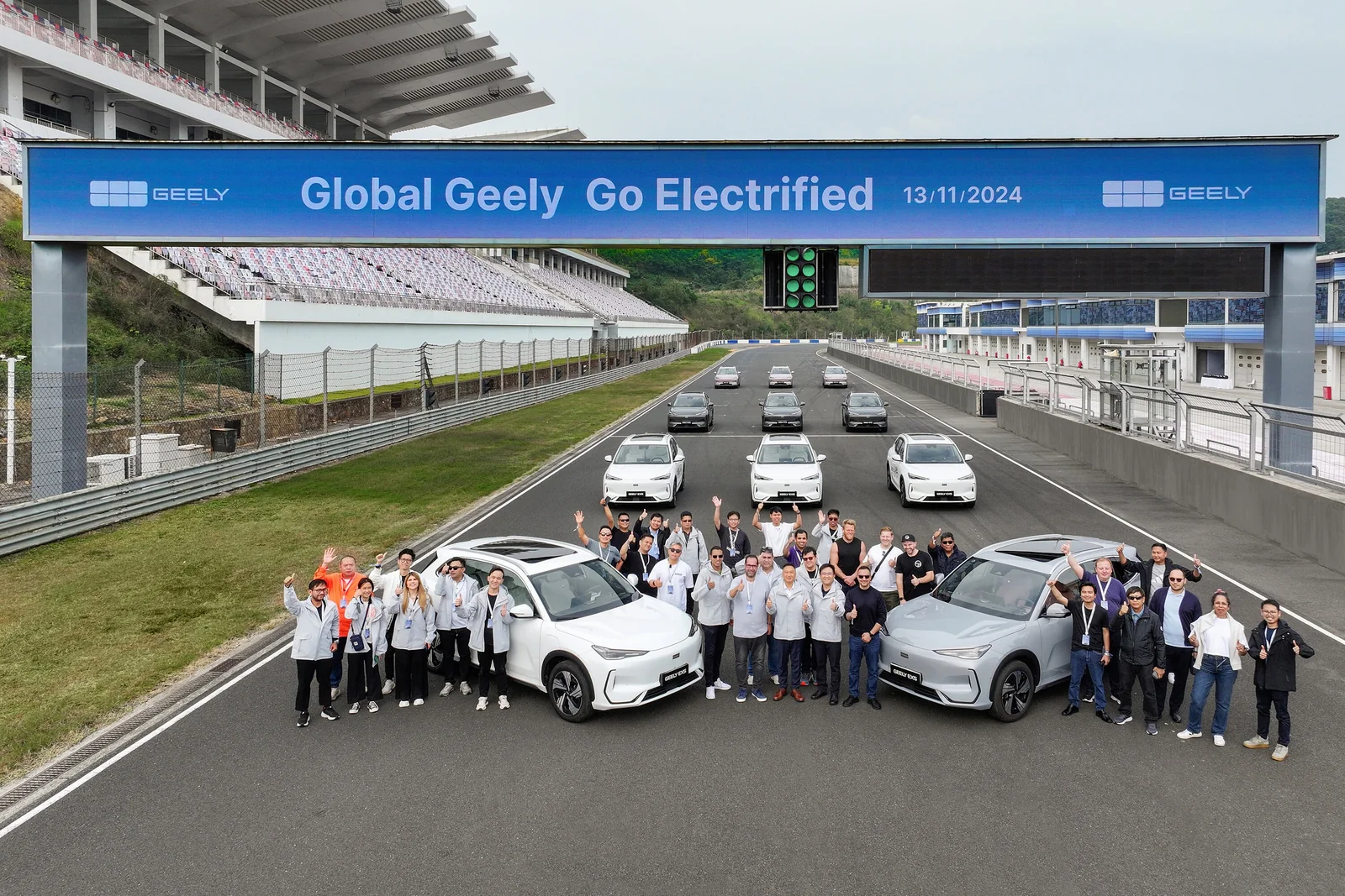 Groupe de journalistes et voitures électriques lors de l’expérience média Geely EX5 2024
