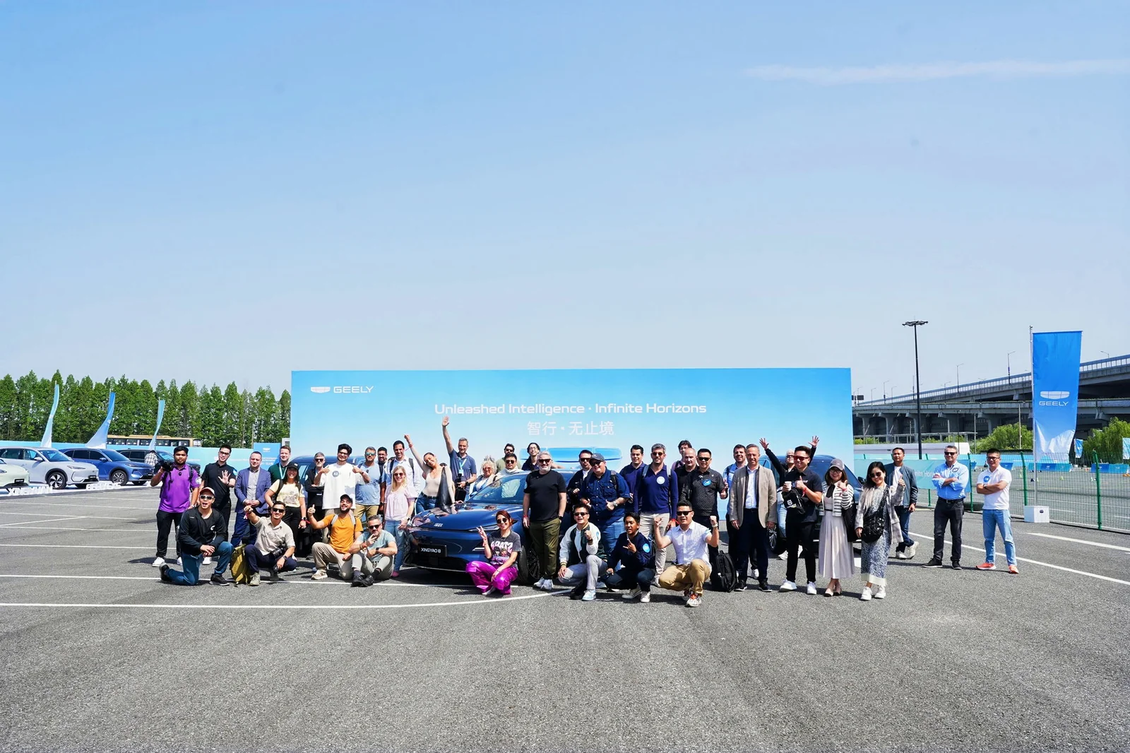 Groupe de participants et voitures à la tournée média internationale Geely 2025
