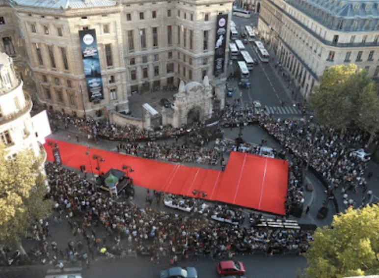 Vue aérienne du long podium rouge et de la foule rassemblée autour du Grand Défilé