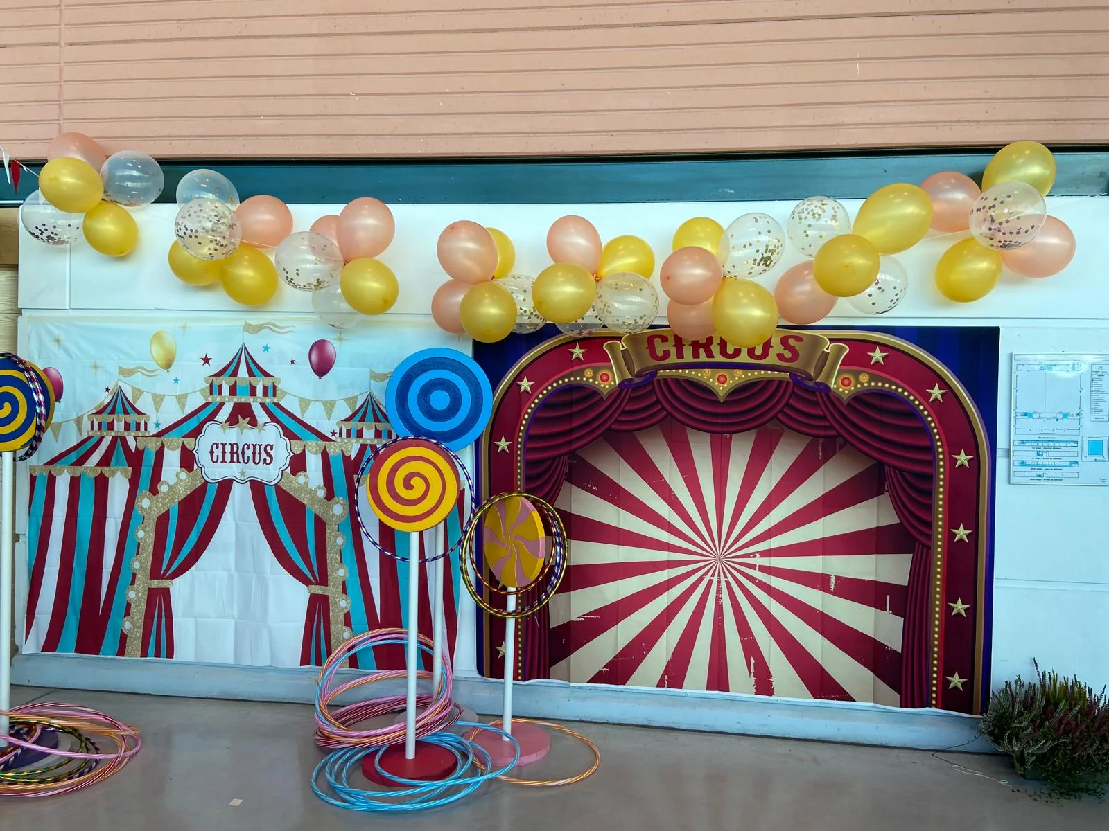 Décor de cirque avec jeu d’adresse et ballons