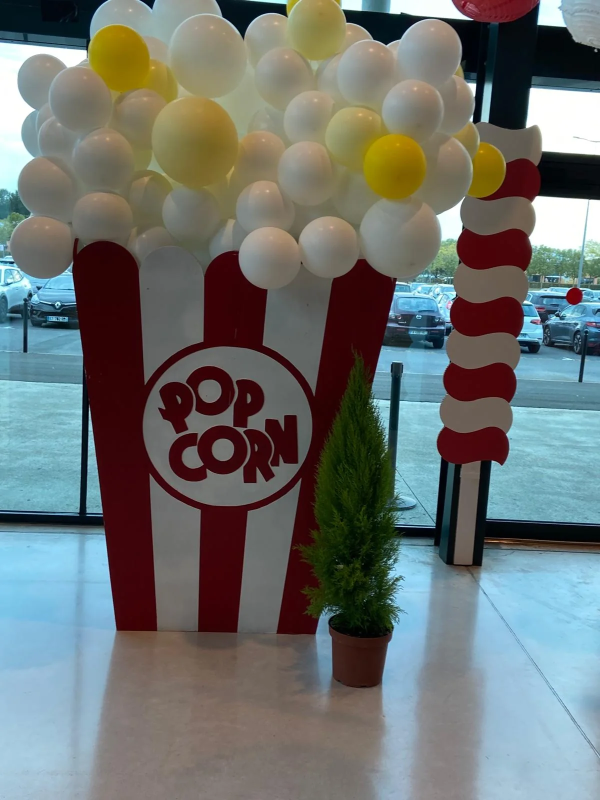 Structure pop-corn sous une composition de ballons dans un magasin