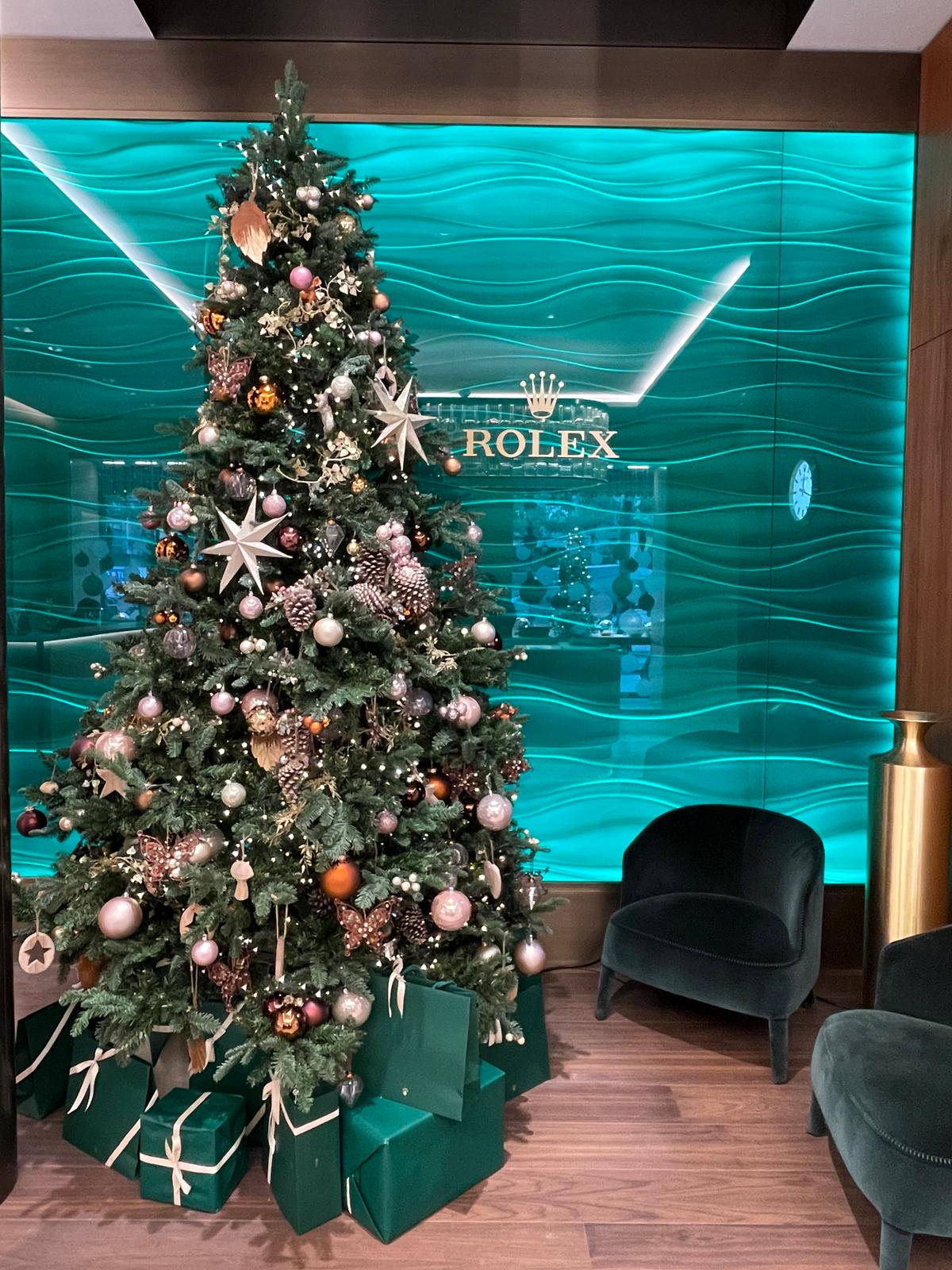 Sapin de Noël décoré devant une enseigne Rolex, photographie fournie par Codecom.