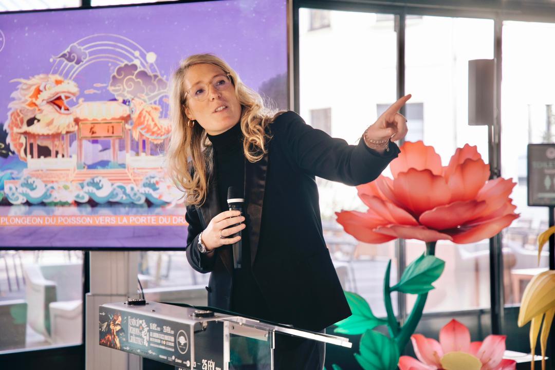 Une collaboratrice Codecom présente le Festival des lanternes dans un espace d’accueil
