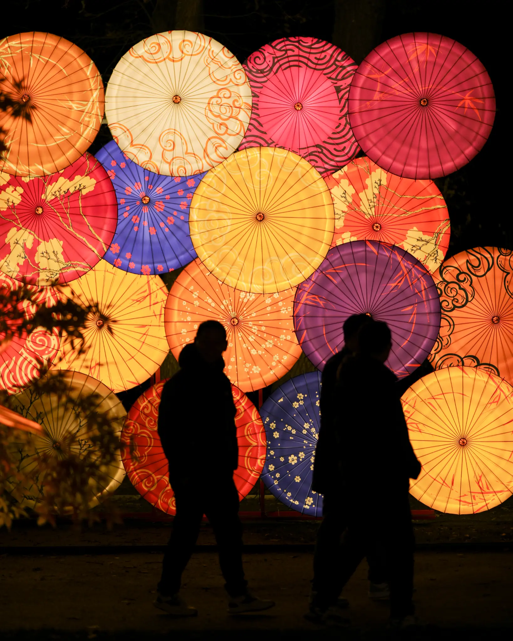 Deux visiteurs devant les ombrelles illuminées de l’édition japonaise
