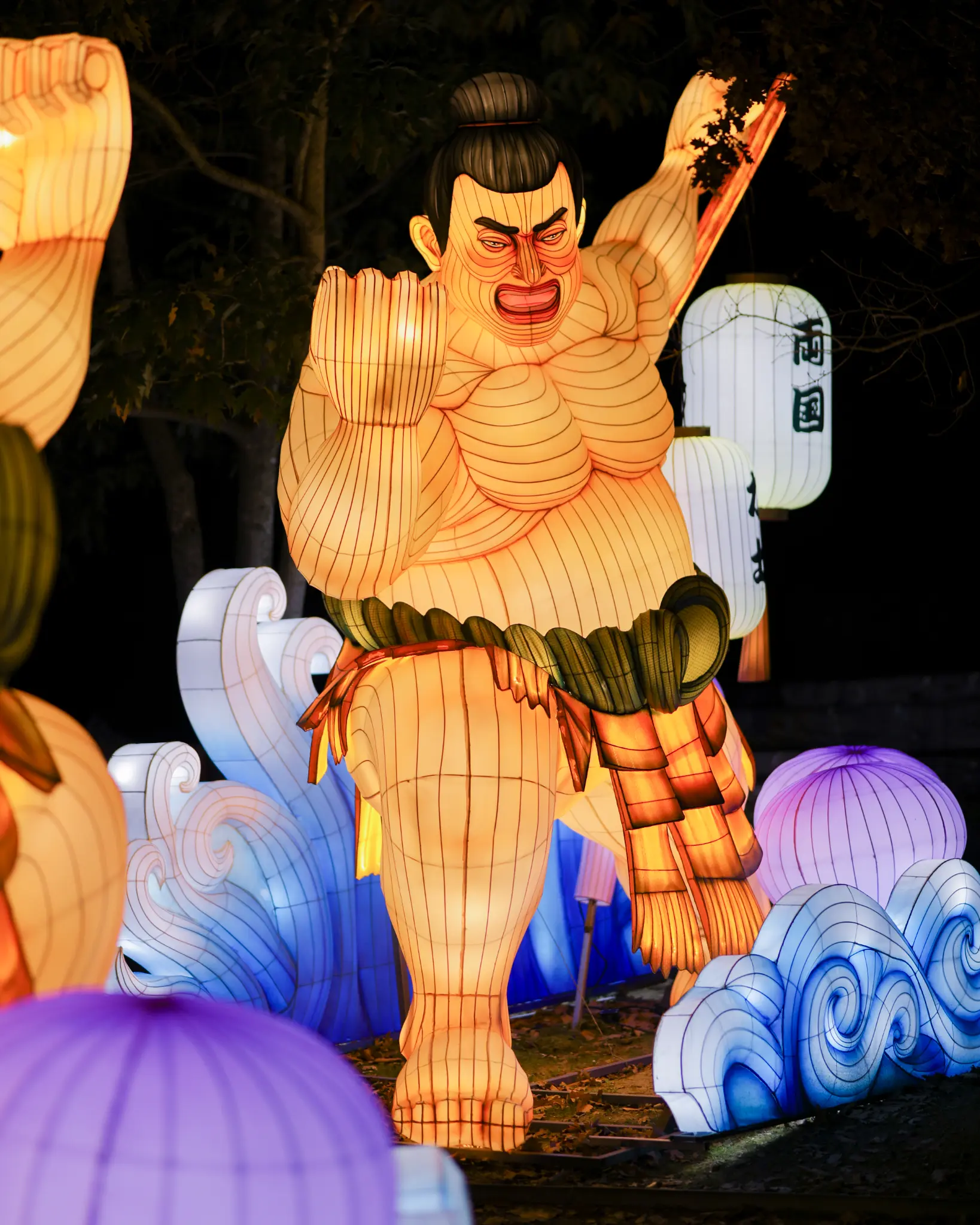 Lanterne représentant un sumo dans l’édition japonaise