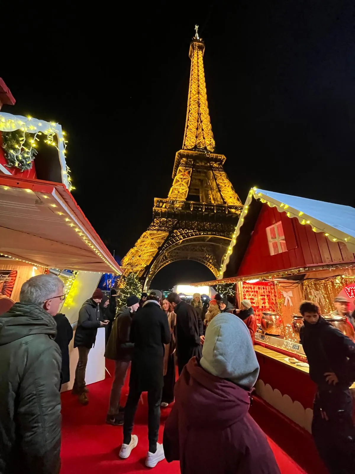 Village de Noël au pied de la tour Eiffel