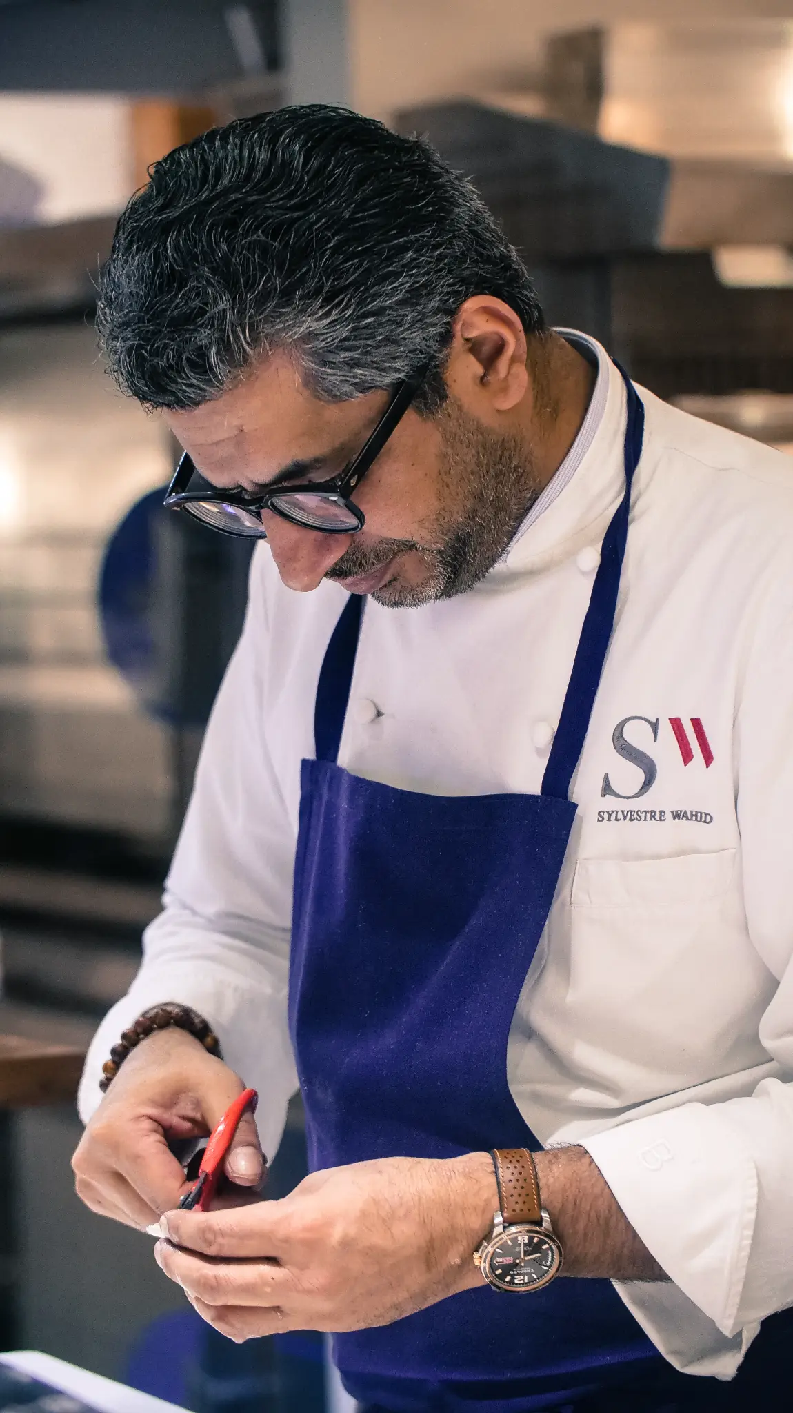 Le chef Sylvestre Wahid au travail en cuisine