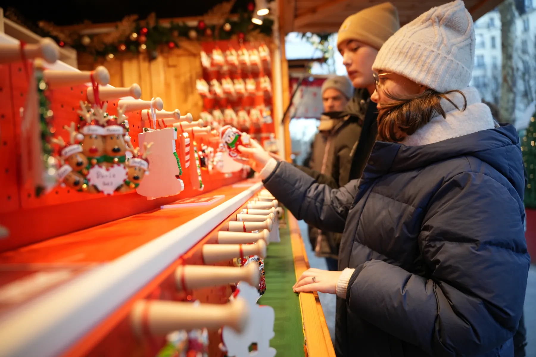 Décorations et objets de Noël présentés dans un chalet