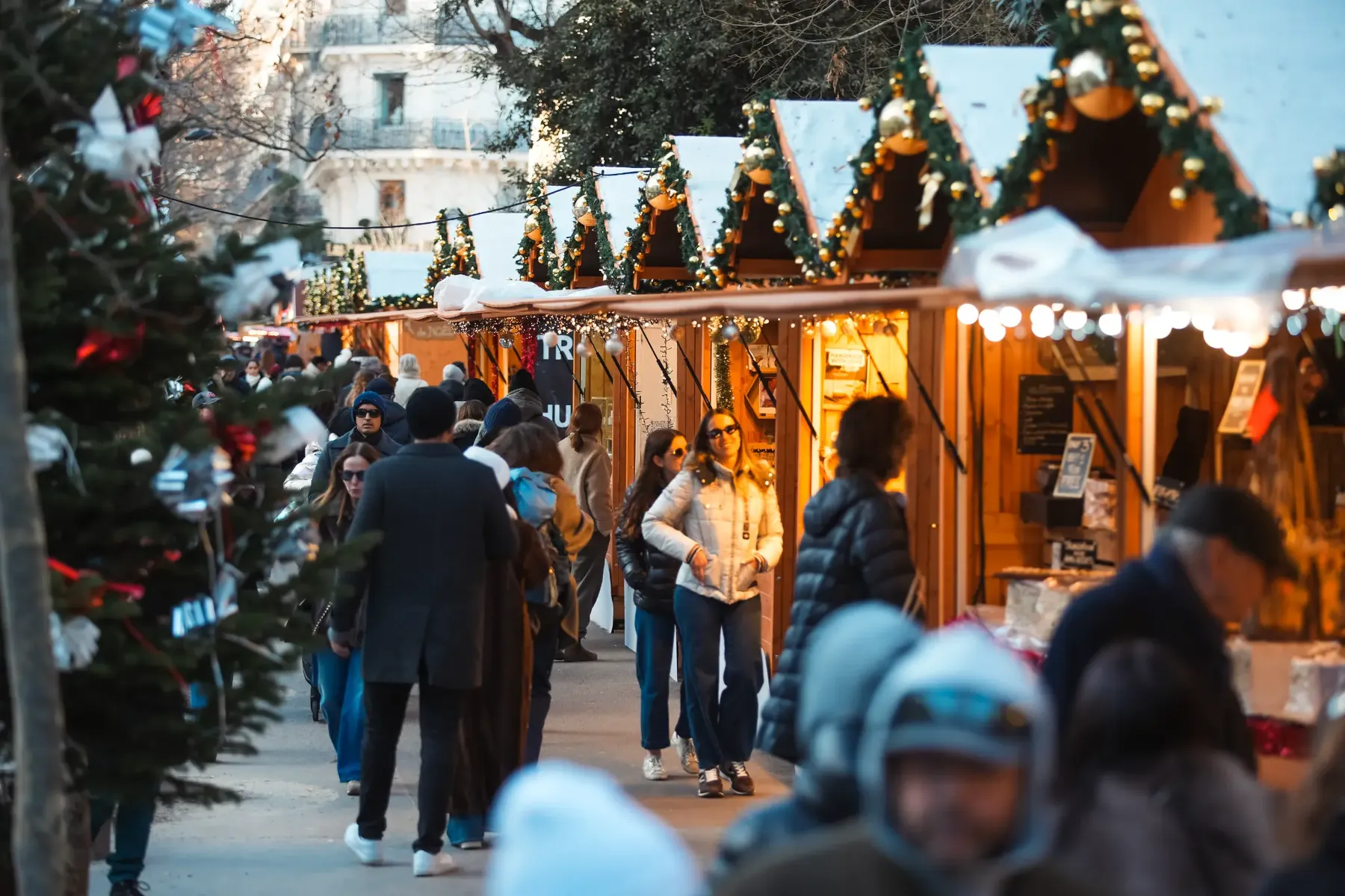 Allée du village de Noël de Saint-Germain-des-Prés.