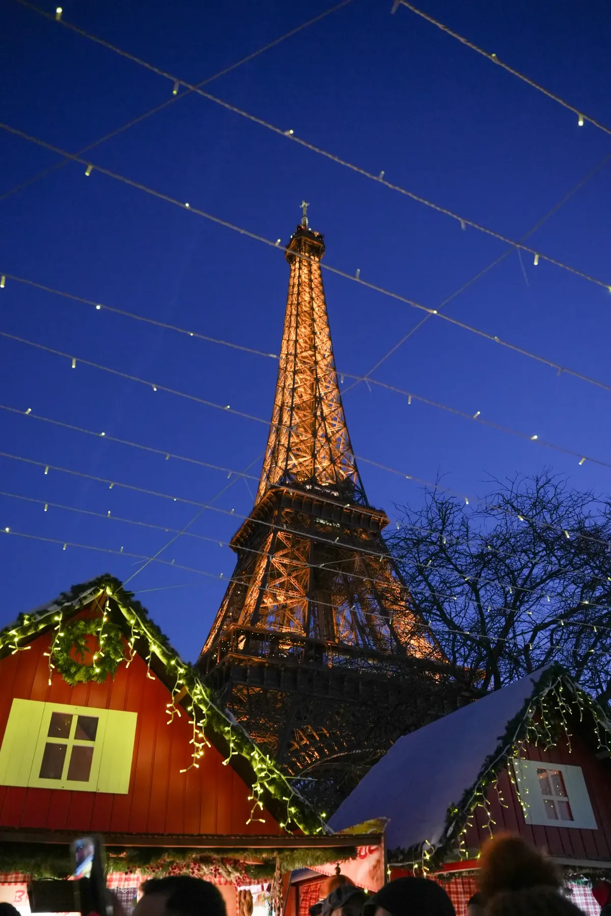 Chalets illuminés au pied de la tour Eiffel