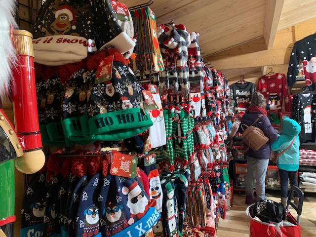 Décorations et objets à offrir dans un chalet du marché de Noël de Vincennes