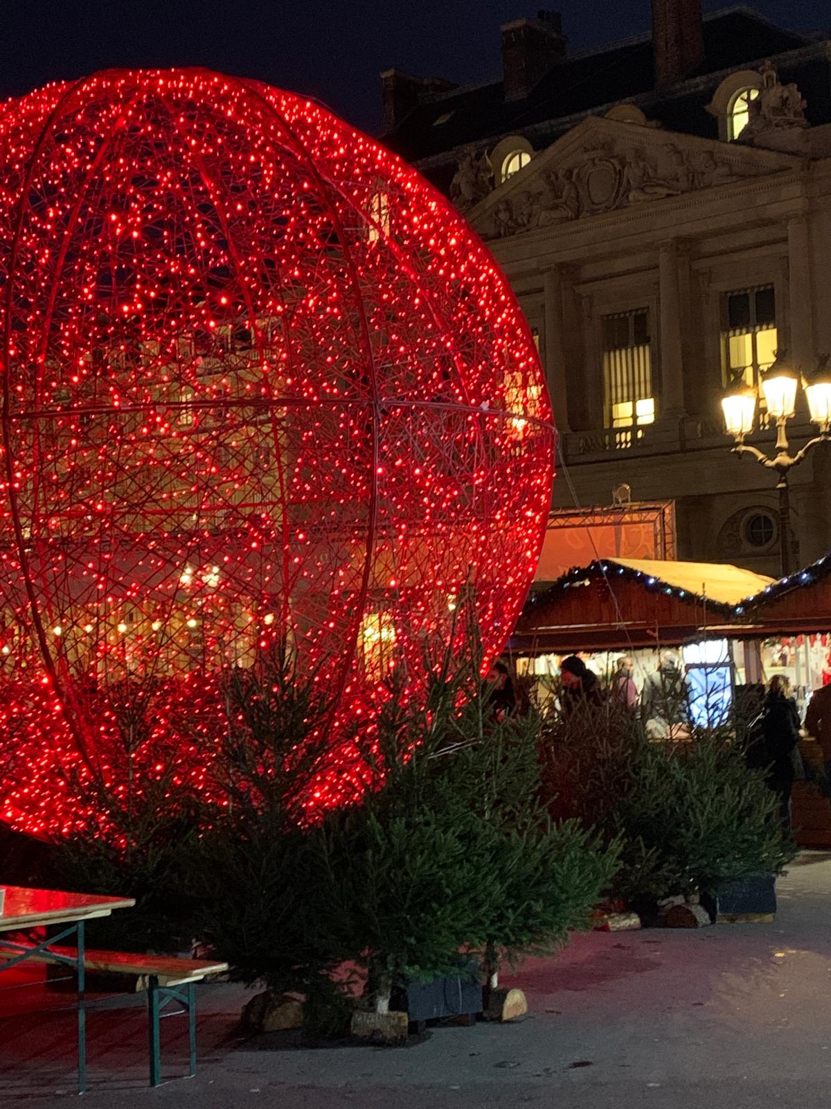 Décoration rouge lumineuse installée sur une place à Noël