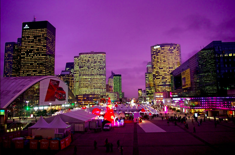 Vue nocturne du marché de Noël de Paris La Défense
