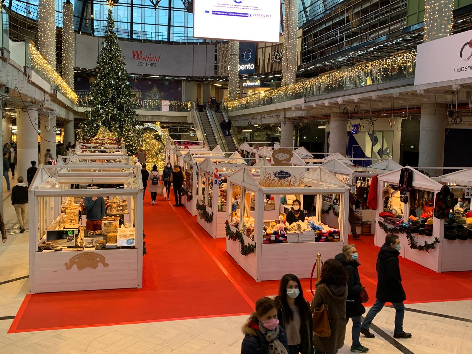 Allée intérieure avec stands et espaces d’exposants