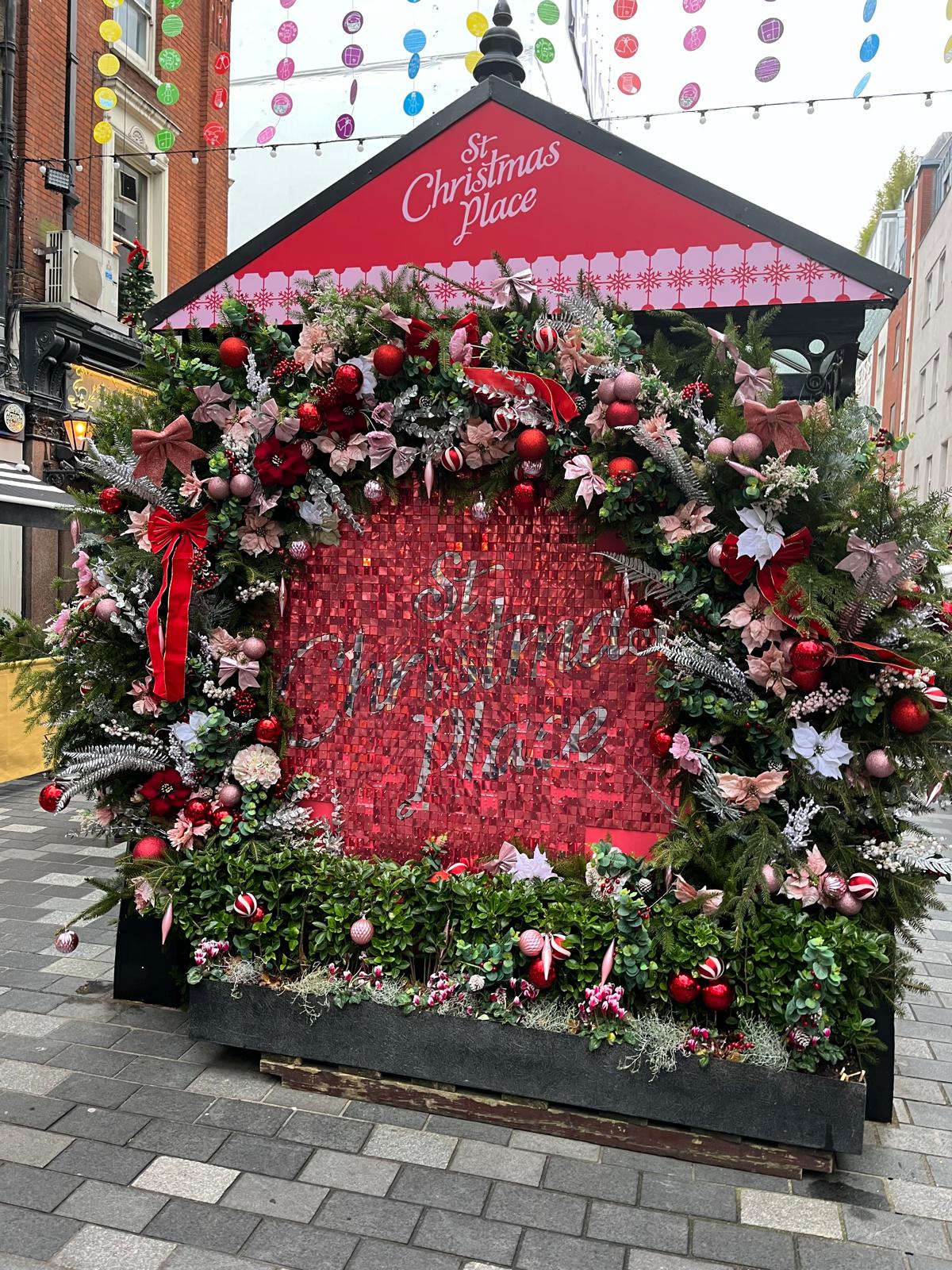 Photocall fleuri dans un décor de Noël en 2025