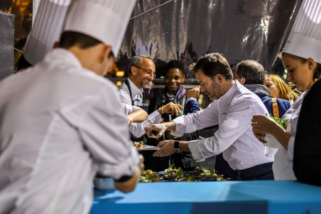 Chefs préparant des assiettes lors d’un dîner Goût de France