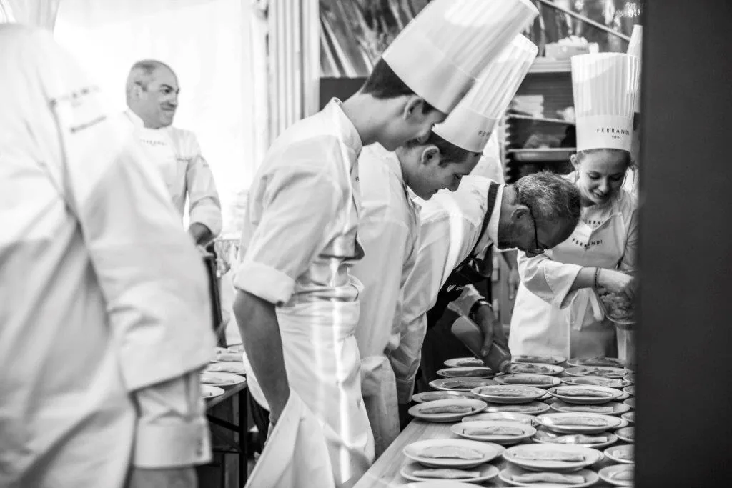 Chefs en toques préparant un service culinaire