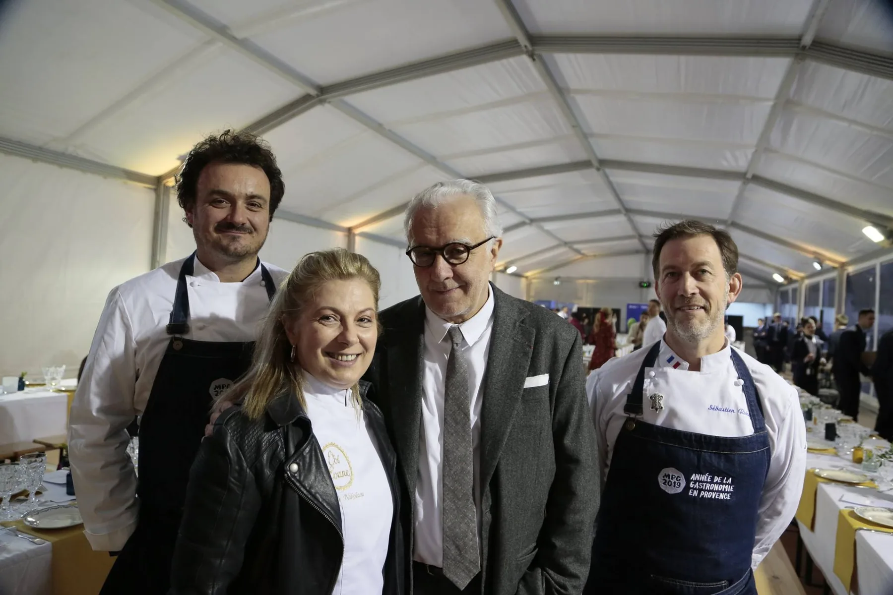 Groupe de chefs et invités réunis dans un espace événementiel