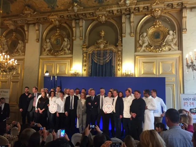 Équipe de chefs réunis sur scène lors d’un événement