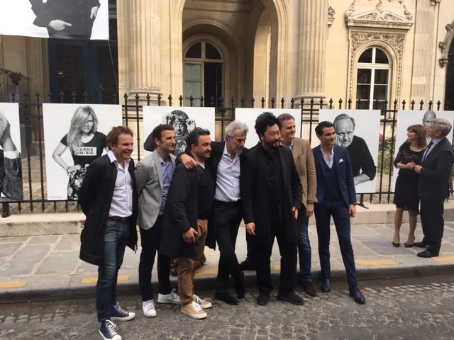 Portrait de groupe de chefs devant un bâtiment