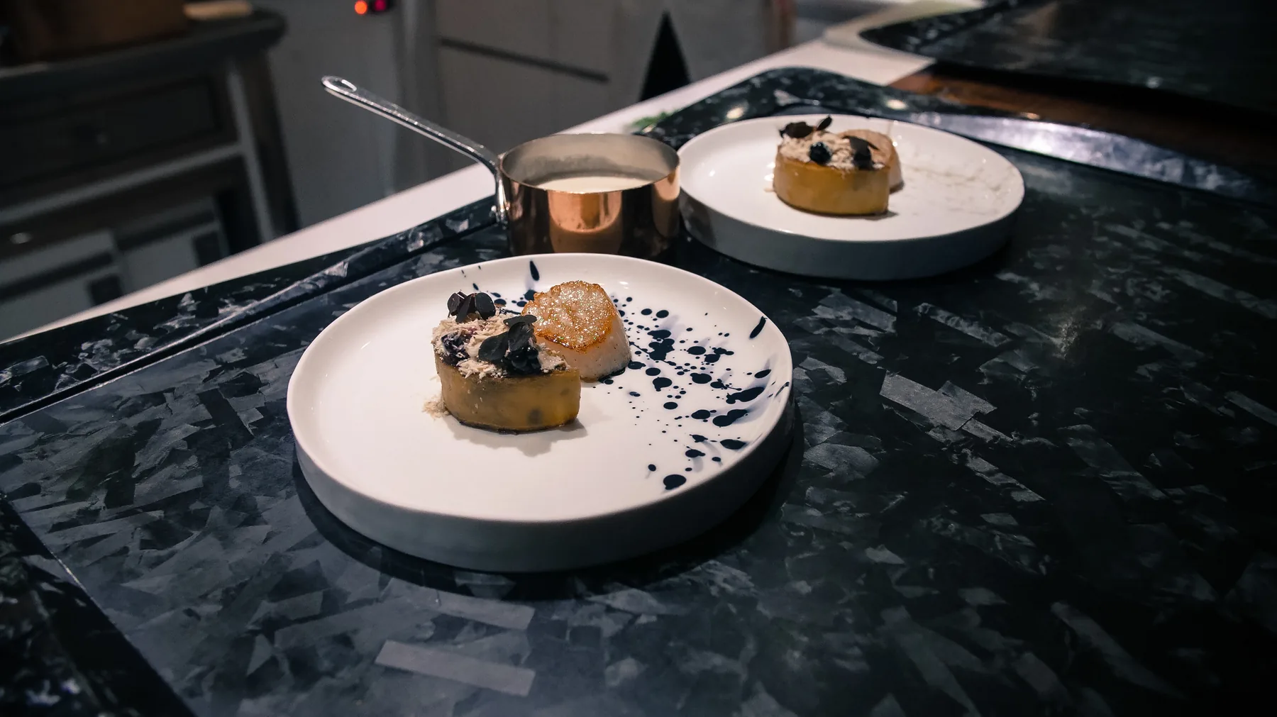 Assiette gastronomique dressée à la main en cuisine