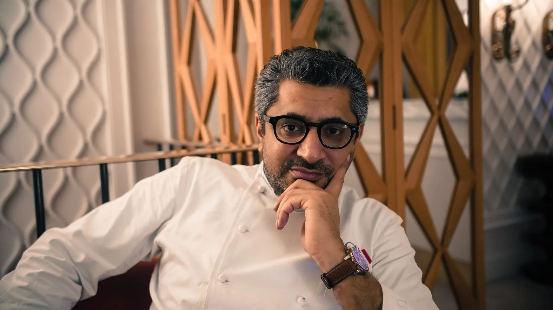 Portrait d’un chef dans un intérieur de restaurant