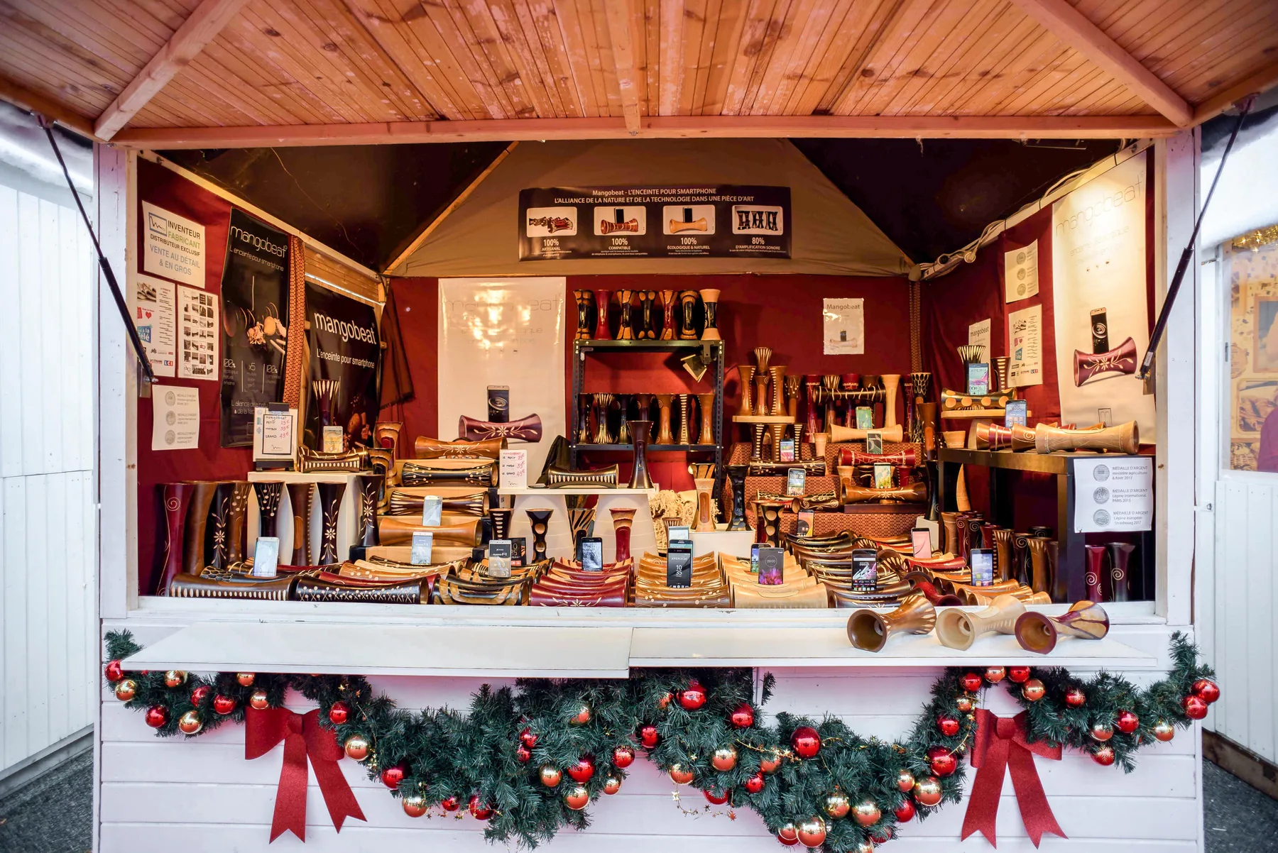 Stand artisanal dans un chalet de Noël à Boulogne-Billancourt