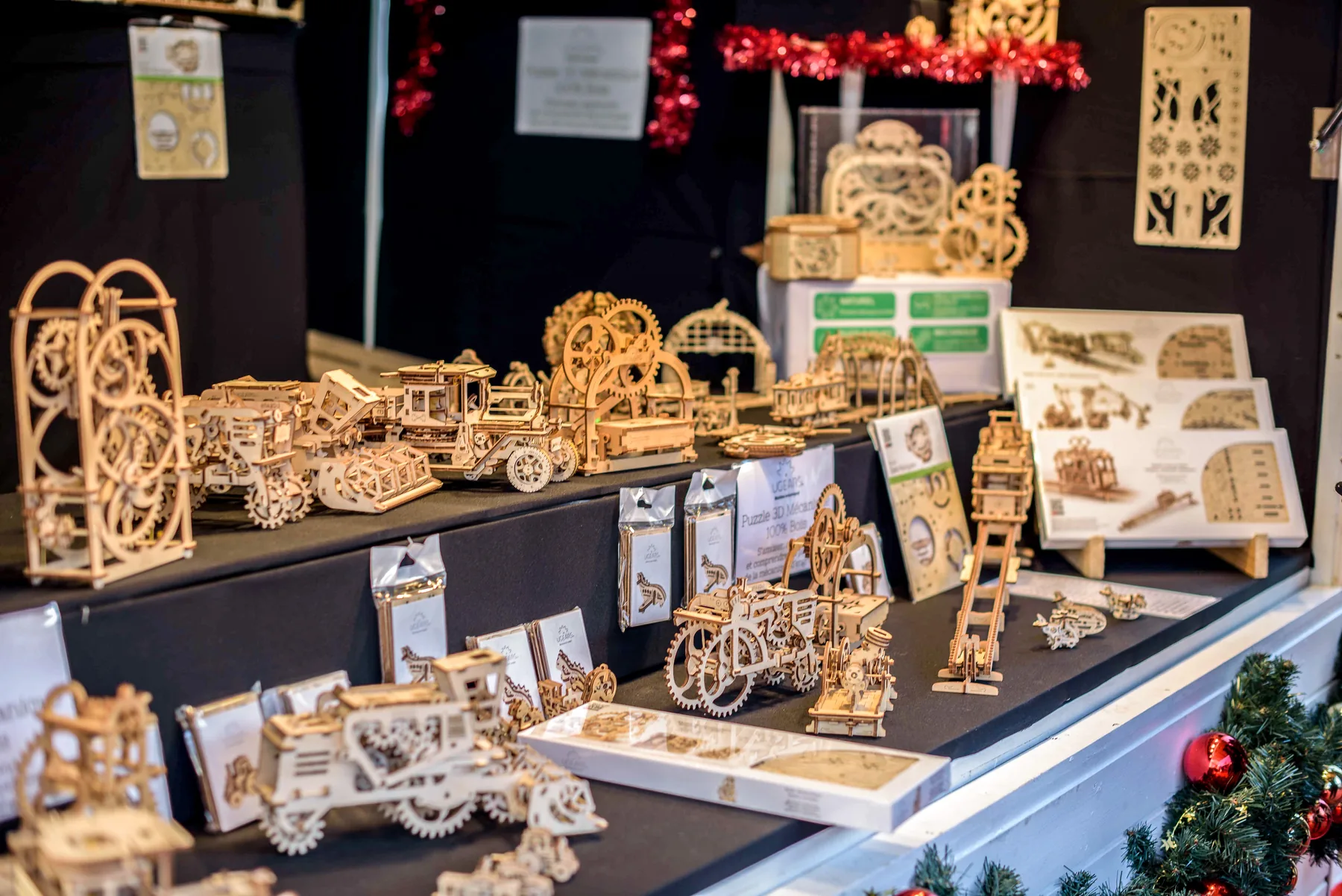Créations d’un exposant au village de Noël de la tour Eiffel lors d’une édition passée